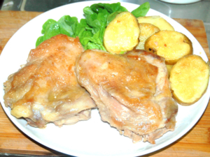 鶏ももステーキとじゃがいものにんにくソース添え