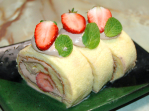 苺とチョコクリームのシフォンロール