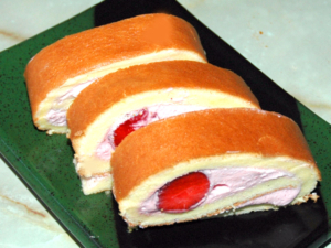 フルーティな苺クリームのロールケーキ