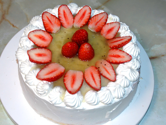 苺とキウイソースのデコケーキ