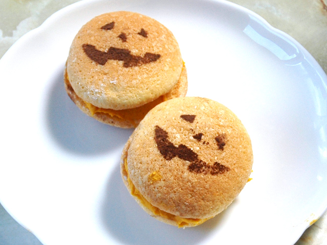 南瓜クリームたっぷりふんわりブッセ