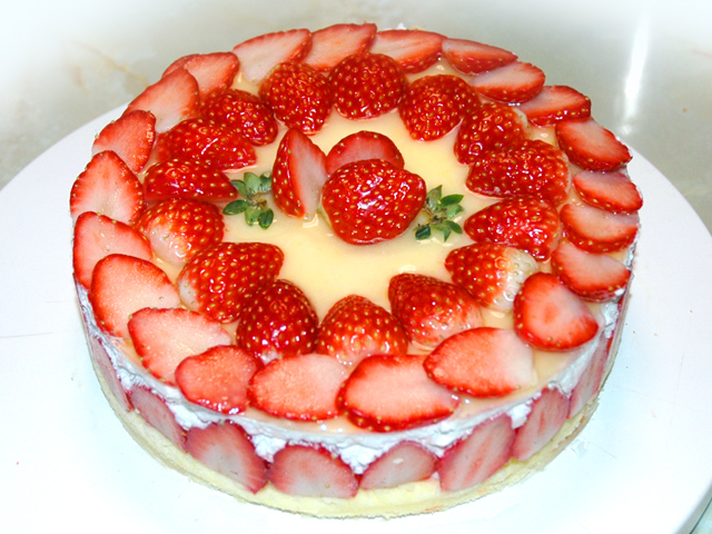 苺の断面が見えるクリスマスケーキ