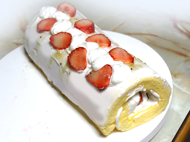 苺のクリスマスロールケーキ