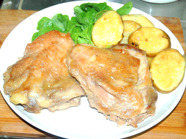 鶏ももステーキとじゃがいものにんにくソース添え