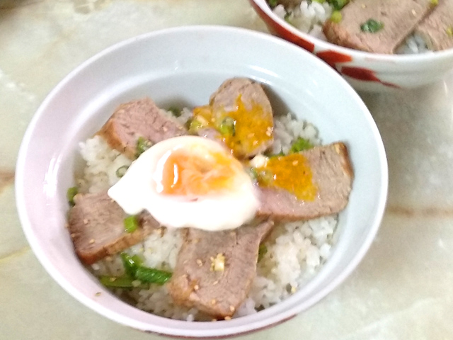 圧力鍋煮豚の温泉卵丼