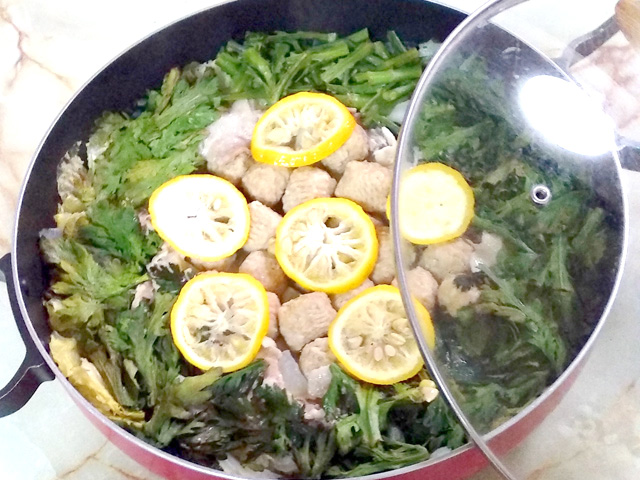 柚子と豚肉・肉団子の塩白菜鍋