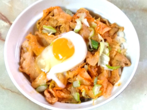 豚こまの豚キムチマヨ丼