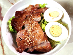 ゆで卵乗せ！豚の照り焼き丼