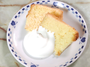 プレーンシフォンのクリーム添え