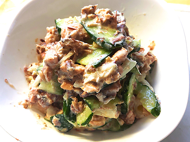 鯖とごまときゅうりのマヨサラダ