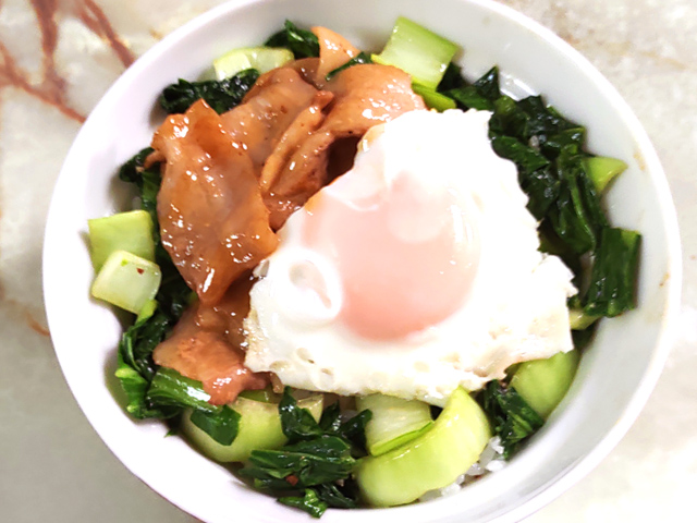 豚バラとチンゲンサイのオイマヨ丼