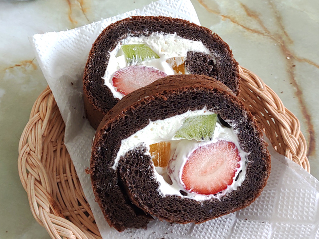 恵方巻風？ココアのトライフルロール