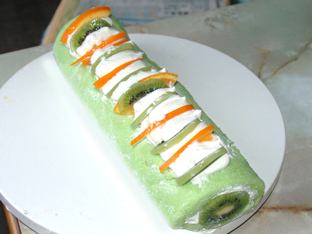 キウイで春の緑を表現？ロールケーキ