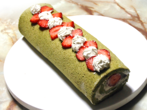 苺と抹茶の春のロールケーキ