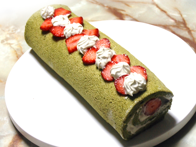 苺と抹茶の春のロールケーキ