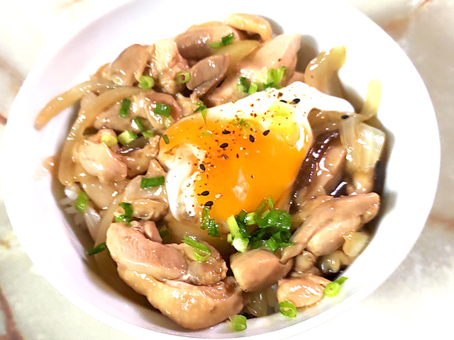 卵でとじない？親子丼の温泉卵乗せ