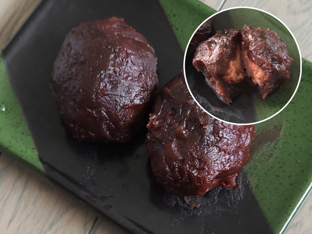 桜の葉がアクセントに！中身がピンク色の牡丹餅