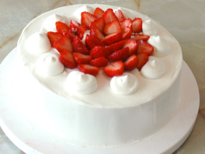 シフォン風スポンジで！苺のシンプルデコケーキ