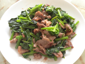 豚こまとほうれん草のごまみそ炒め