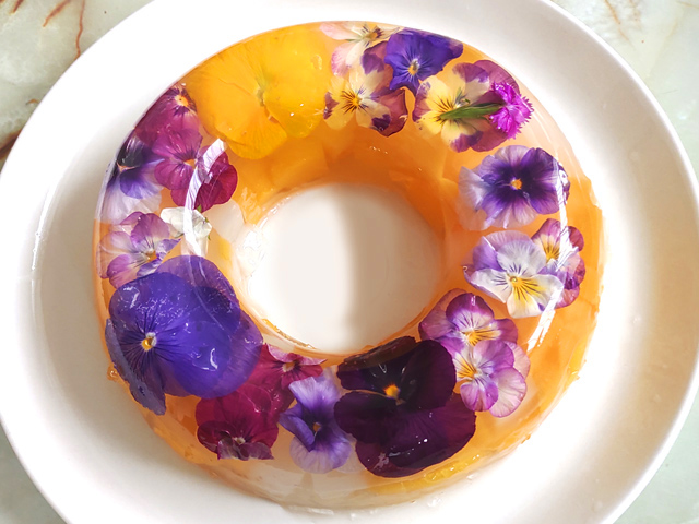 エディブルフラワーと果物のゼリー