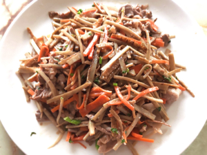 豚こまとごぼうのマヨ醤油炒め