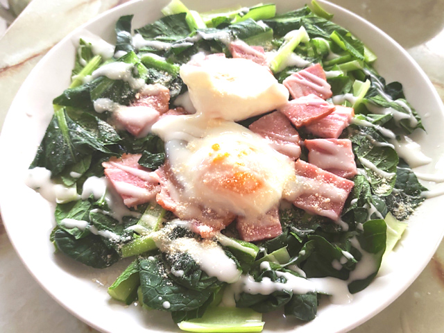 小松菜とベーコンの温泉卵乗せサラダ