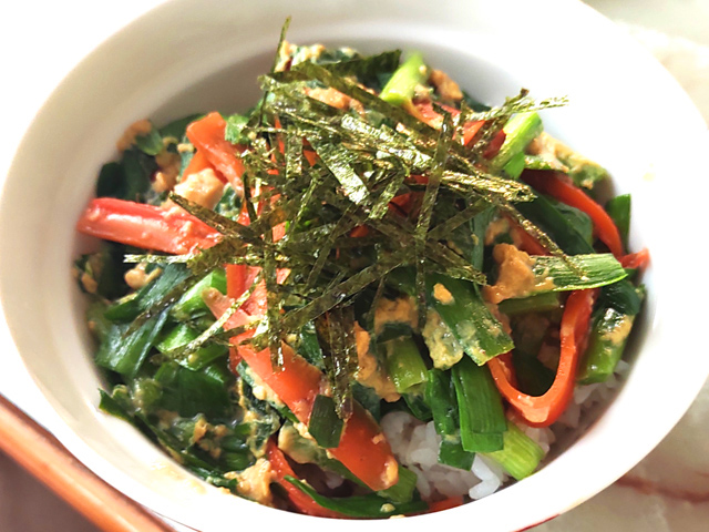 にらと人参・卵のニラ玉丼