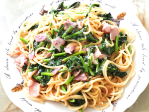 ベーコンとほうれん草のクリームパスタ