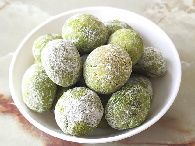 抹茶のスノーボールクッキー