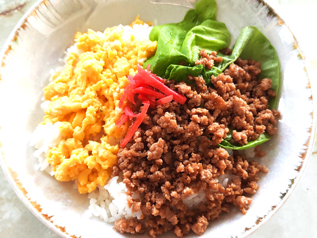 ひき肉と卵のカラフルそぼろご飯