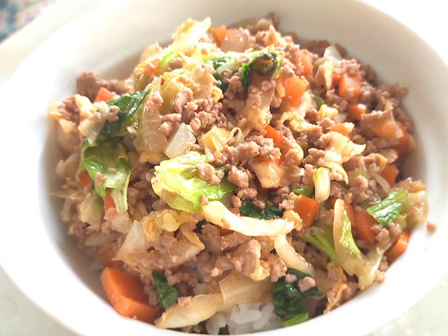 ひき肉たっぷりのスタミナ野菜丼
