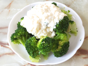 ブロッコリーのタルタル風ソースがけ