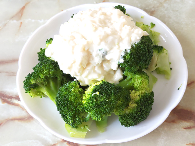 ブロッコリーのタルタル風ソースがけ
