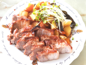 漬け込んで焼くだけ！豚バラと野菜のオーブン焼き