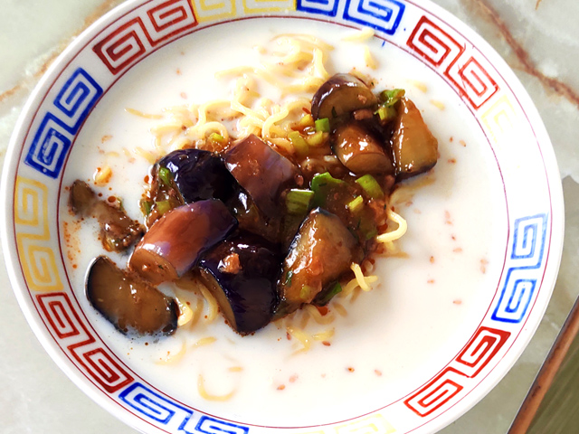 ひんやりスープで！マーボーナスがけのミルクラーメン