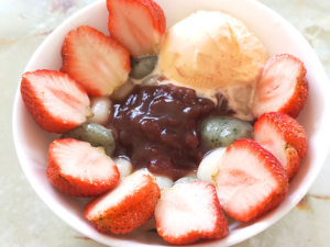 苺の白玉団子あんみつ