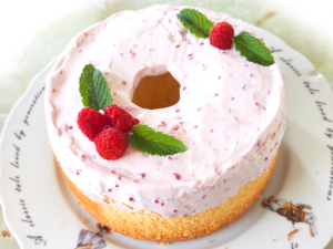 ラズベリーで！ミルクシフォンのベリークリーム乗せ