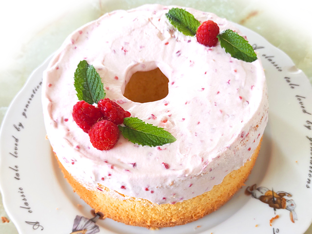 ラズベリーで！ミルクシフォンのベリークリーム乗せ