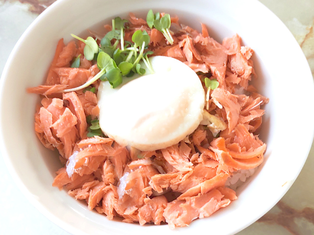 鮭と目玉焼きの継子丼仕立て