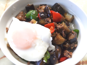 目玉焼きで月見！茄子とピーマンのオイスター丼