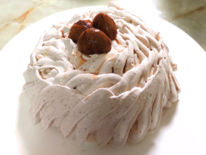 栗の渋皮煮で！マロンのドームムースケーキ