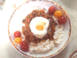温玉乗せ！野菜たっぷりのひき肉ドライカレー