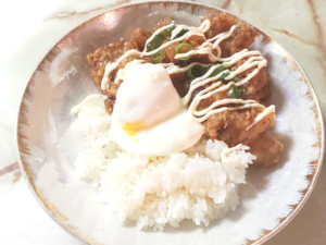 スイチリの温泉卵乗せ・ザンギ丼