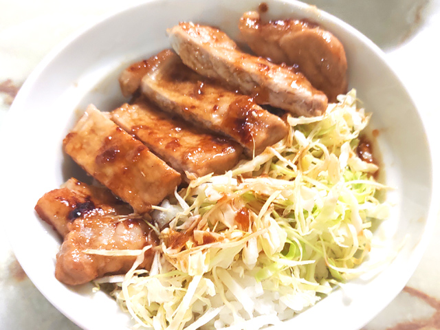 トンテキ風のシンプル豚ロース丼