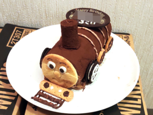 クッキーとロールケーキで！列車の立体ケーキ