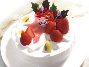 クリスマスに！レアチーズサンドの苺デコケーキ