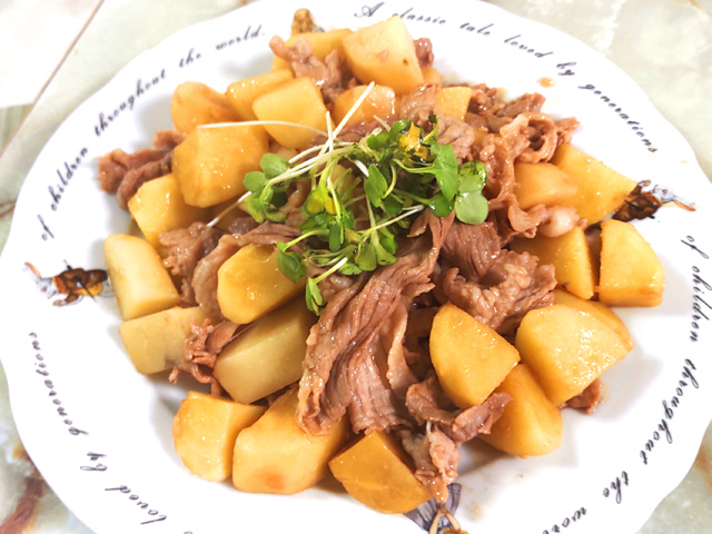 豚こまとじゃがいものガリバタ醬油風味