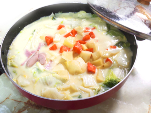 ルーを使ったクリームシチュー鍋