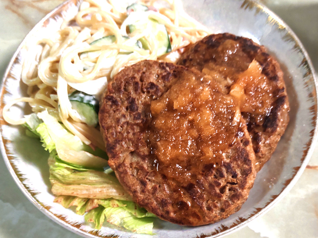 冷凍ハンバーグアレンジ！玉ねぎソースのプレート風