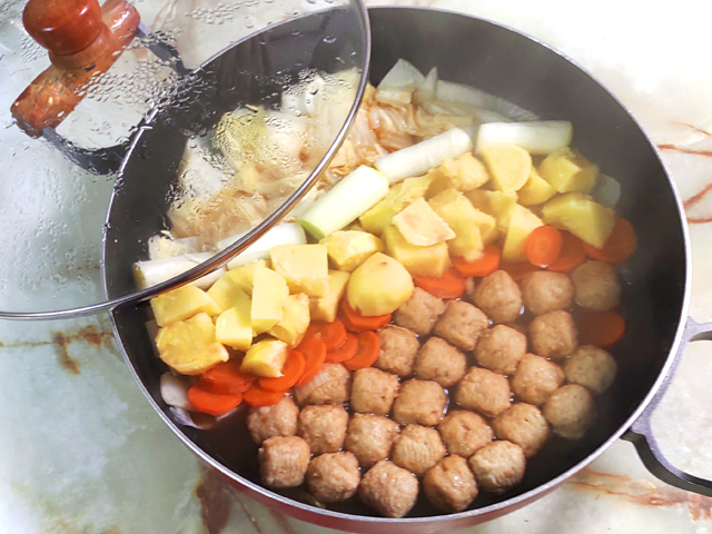 すき焼き風甘辛肉団子鍋